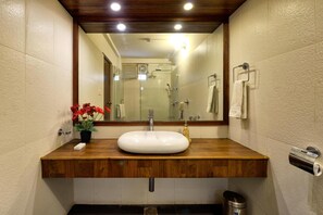 Dusche, kostenlose Toilettenartikel, Haartrockner, Bademäntel