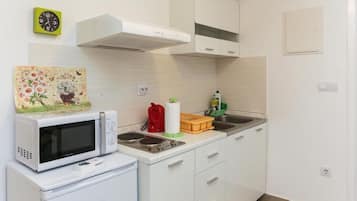 Estúdio (Studio with terrace and with Sea View) | Cozinha privada | Geladeira, micro-ondas, cooktop, chaleira elétrica