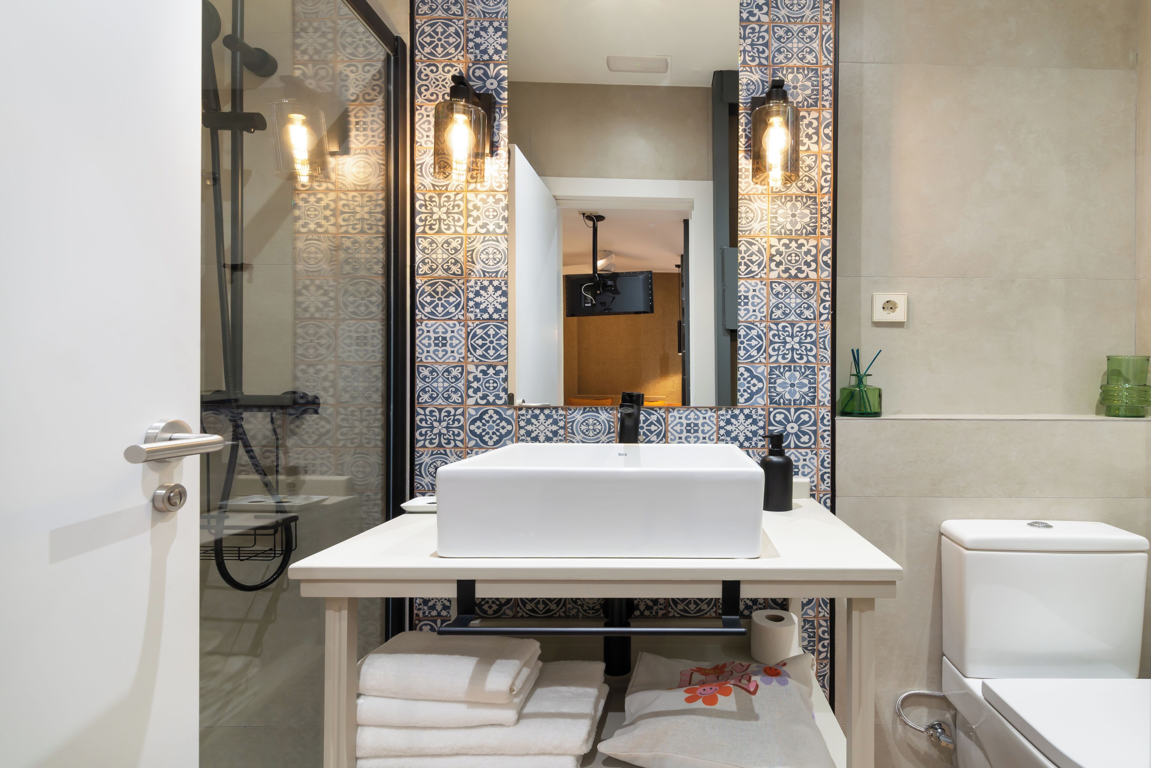 Economy Double Room, Courtyard Area | Bilik Mandi | Pancuran mandi, hulu semburan mandi hujan 