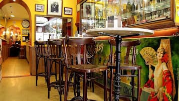 Daily continental breakfast (EUR 7.5 per person)
