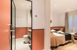 Superior Double Room | Down duvets, minibar, individually decorated, individually furnished - Cálamo Guesthouse (Madrid)