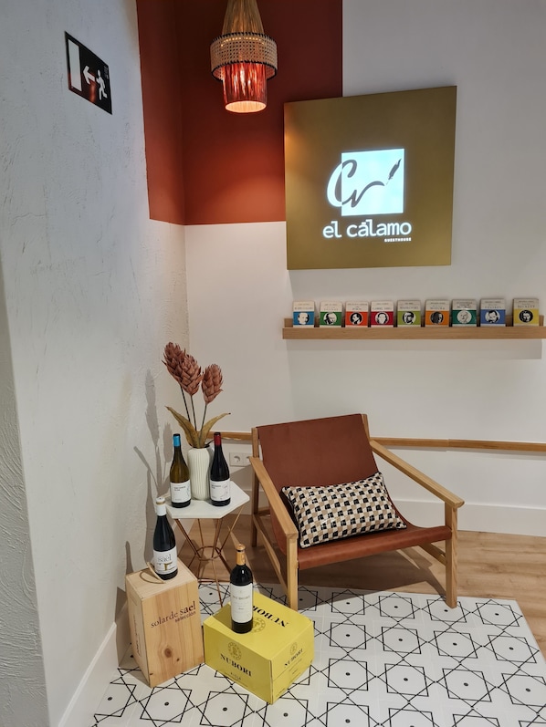 Lobby sitting area - Cálamo Guesthouse (Madrid)