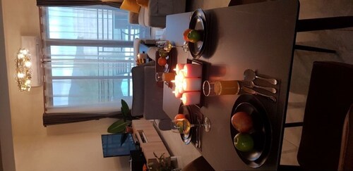 MODERN CHIC NEW APARTMENT close to great food, beach, A/C, balcony views, wi/fi.