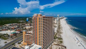 Un hotel moderno de gran altura, situado frente a la playa, con vistas al océano.