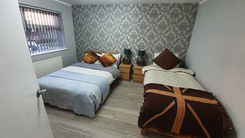 3 chambres, bureau, fer et planche à repasser, lit parapluie