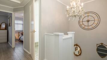 3 sovrum, skrivbord, strykjärn/strykbräda och resesäng