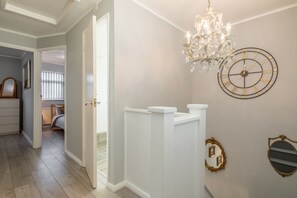 3 sovrum, skrivbord, strykjärn/strykbräda och resesäng