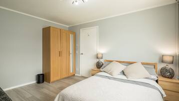 3 makuuhuonetta, työpöytä, silitysrauta/-lauta, vauvan matkasänky