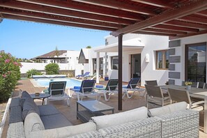 Outdoor dining - Sunny Vacation Home Casa Elian with Mountain Views, Wi-Fi, Private Pool (Lanzarote)