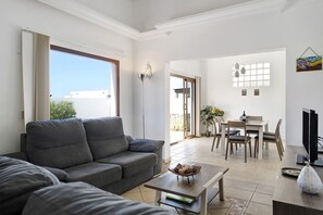 TV, DVD player - Sunny Vacation Home Casa Elian with Mountain Views, Wi-Fi, Private Pool (Lanzarote)