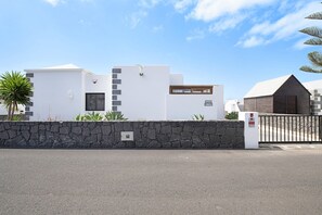 Exterior - Sunny Vacation Home Casa Elian with Mountain Views, Wi-Fi, Private Pool (Lanzarote)
