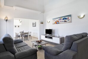 TV, DVD player - Sunny Vacation Home Casa Elian with Mountain Views, Wi-Fi, Private Pool (Lanzarote)