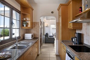 Fridge, microwave, oven, stovetop - Sunny Vacation Home Casa Elian with Mountain Views, Wi-Fi, Private Pool (Lanzarote)