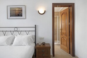 3 bedrooms, iron/ironing board, free WiFi, bed sheets - Sunny Vacation Home Casa Elian with Mountain Views, Wi-Fi, Private Pool (Lanzarote)