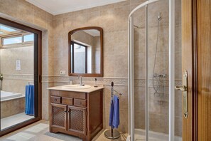 Badewanne, Haartrockner, Handtücher