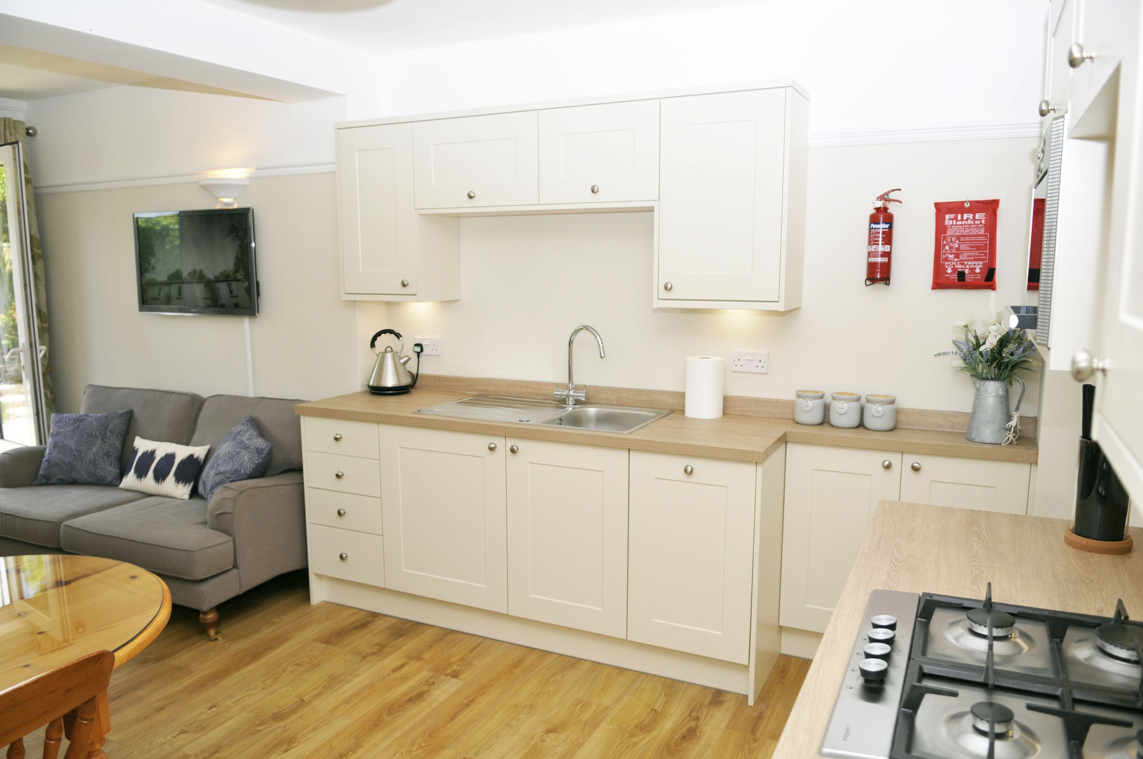 Frigorifero, forno, lavastoviglie, seggiolone