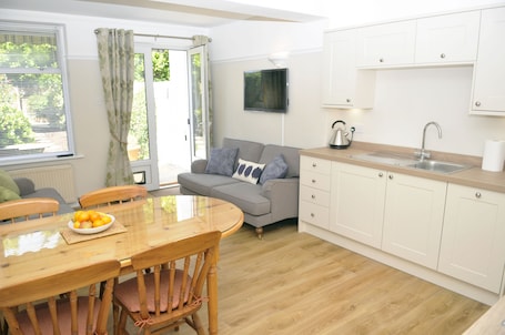 Flat-screen TV. Little Lane is a charming, recently refurbished 2 bedroom cottage sleeping 4
