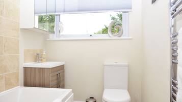 Bathtub, towels