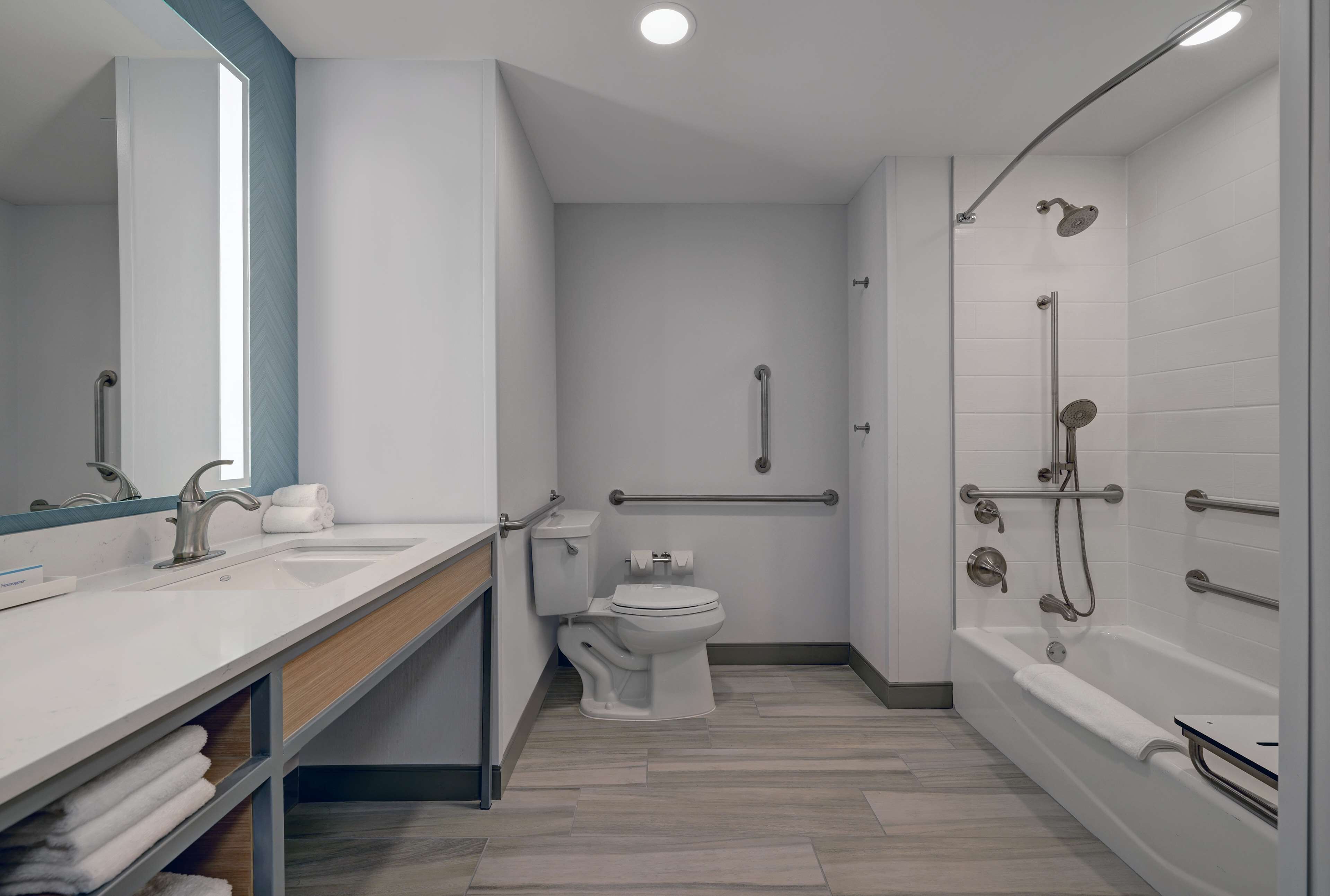 suite, 1 king bed, accessible, bathtub (mobility & hearing) | bathroom | towels