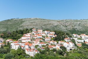 Un quartier résidentiel situé sur une colline, avec des bâtiments blancs et des toits rouges.