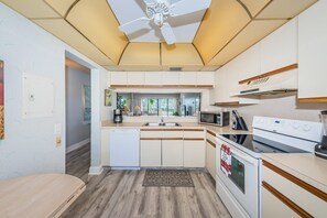 Fridge, microwave, oven, stovetop - La Puerta 'Sea' You Soon (St. Petersburg)