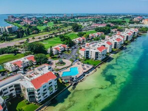 Een hotel aan de kust met meerdere gebouwen, een zwembad en een strand.