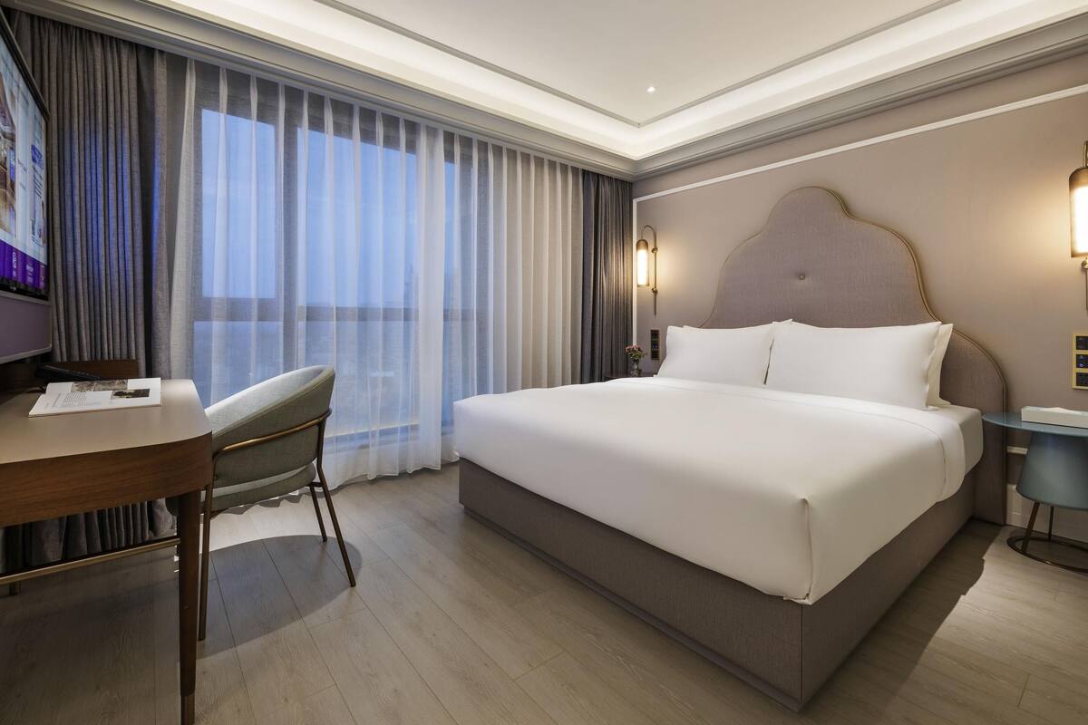 Privilege, Room, 1 King Bed | Down duvets, minibar, desk, laptop workspace