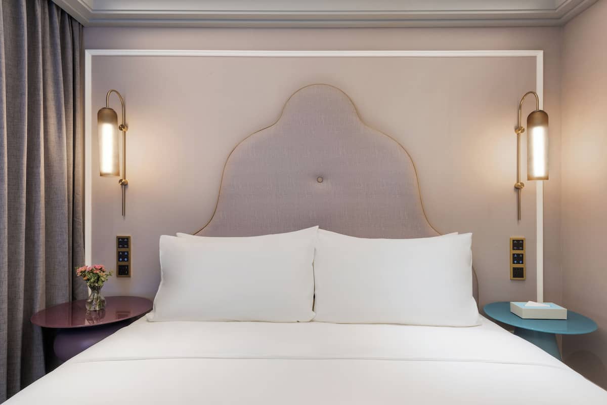 Standard Room, 1 King Bed | Minibar, soundproofing, free WiFi