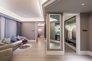 Suite Deluxe, 1 très grand lit | Coin séjour | Télévision à écran plat