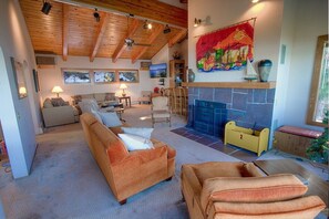 Fernseher, Kamin, Bücher