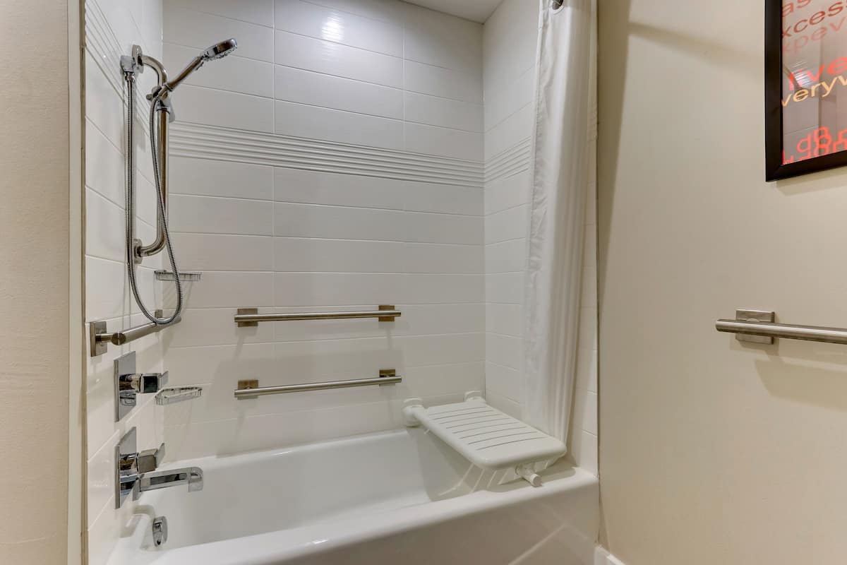 Duschwanne, Hydromassagedusche, kostenlose Toilettenartikel