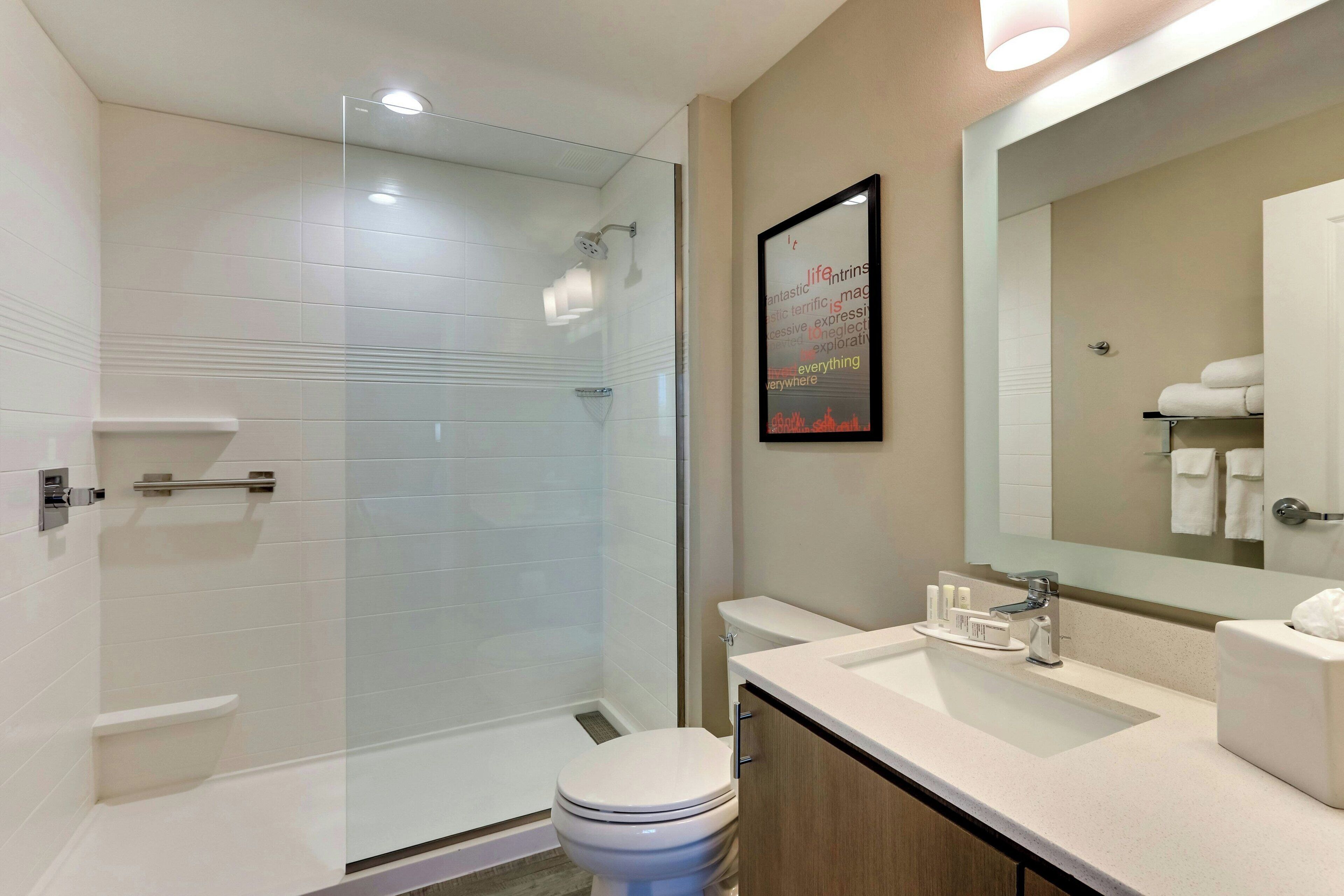 combined shower/bathtub, hydromassage showerhead, free toiletries