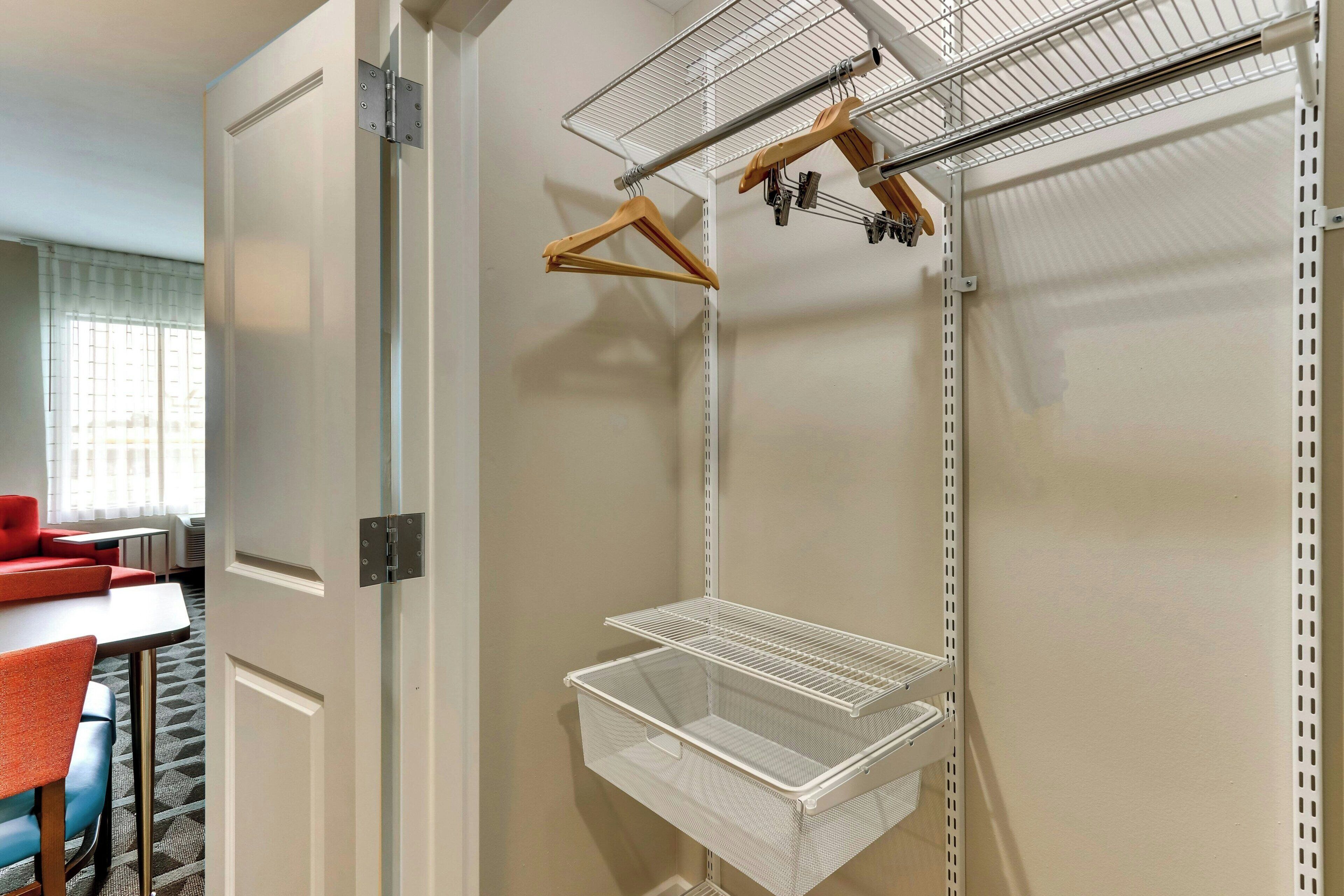 1 bedroom, hypo-allergenic bedding, desk, laptop workspace