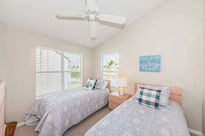 2 habitaciones, tabla de planchar con plancha, wifi y ropa de cama