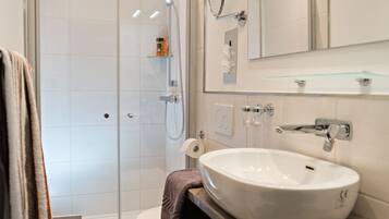 Haartrockner, Handtücher, Seife, Shampoo