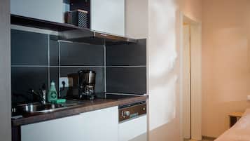 Kühlschrank, Geschirrspüler, Wasserkocher mit Kaffee-/Teezubehör