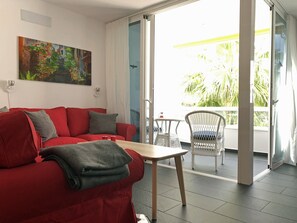 TV connectée, livres, médiathèque, chaîne hi-fi