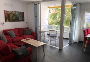 TV connectée, livres, médiathèque, chaîne hi-fi