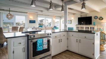 Casa, 3 habitaciones | Cocina privada | Refrigerador, horno, cafetera y tetera y tostadora