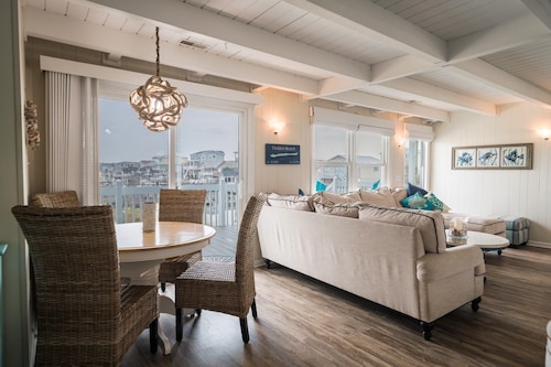 Palmetto Paradise 3 Bedroom Home by RedAwning