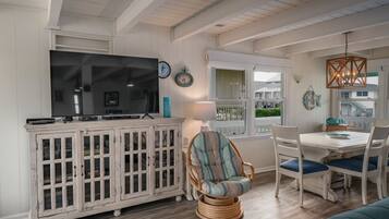 House, 3 Bedrooms | Private kitchen | Fridge, oven, coffee/tea maker, toaster