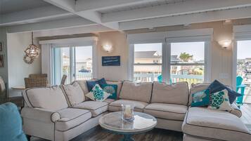 Casa, 3 habitaciones | Área de sala de estar | Televisión