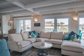 Casa, 3 habitaciones | Zona de estar | Una televisión