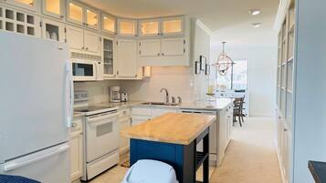 Condo, 2 Bedrooms | Private kitchen | Fridge, oven, coffee/tea maker, toaster