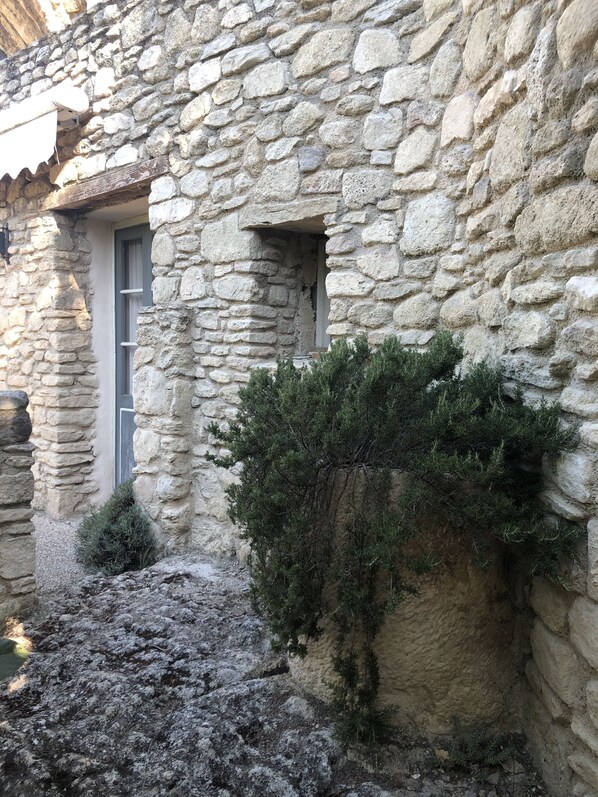 Exterior detail - Provencal troglodyte LA BAUMO 2 (Le Beaucet)