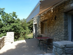 Outdoor dining - Provencal troglodyte LA BAUMO 2 (Le Beaucet)