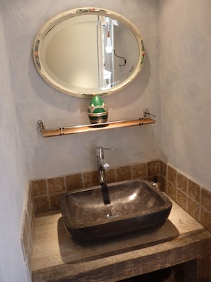 Bathroom - Provencal troglodyte LA BAUMO 2 (Le Beaucet)