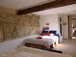 1 bedroom, WiFi - Provencal troglodyte LA BAUMO 2 (Le Beaucet)