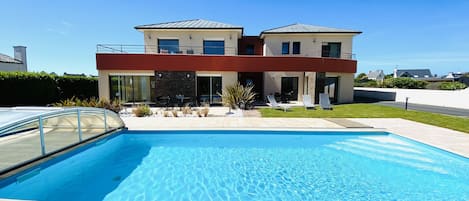 Innendørsbasseng og utendørsbasseng