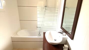 Baignoire, sèche-cheveux, papier toilette